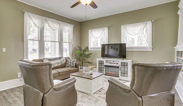 Historic District Haven! Walk Downtown + Fast WiFi