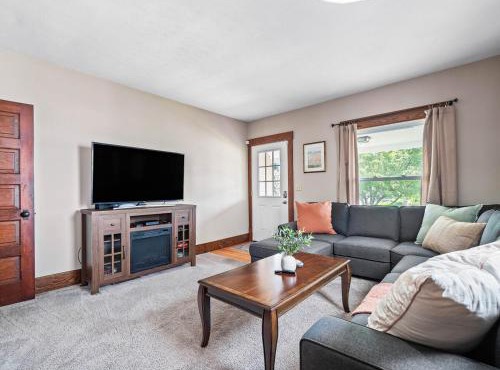 Historic District w Fully Stocked Kitchen and Sleeps 6