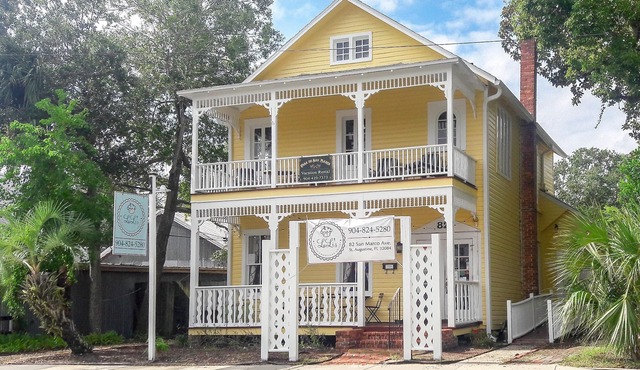 HISTORIC DISTRICT ~ Walk Everywhere ~ Private Parking!