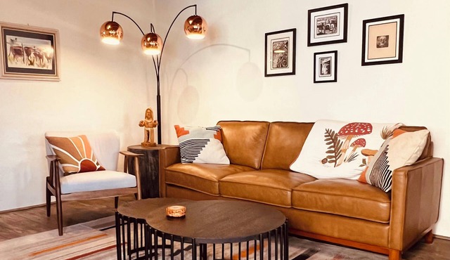 Historic dog-friendly 2-bedroom adobe, walkable to everything