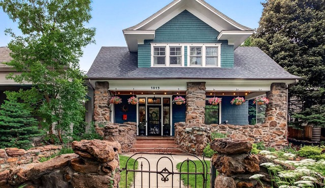Historic Downtown Home, Sleeps 12, 5 Kings, Hot Tub, Private Courtyard