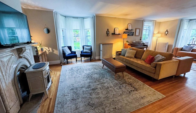 Historic Downtown 6BR Home + Walk to River, Lake & Dining