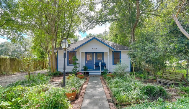 Historic Downtown Alvin Cottage Near Eats & Shops!