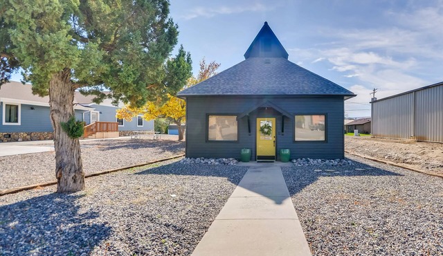 Historic downtown bungalow, a short walk to hot springs and dinosaur museum.