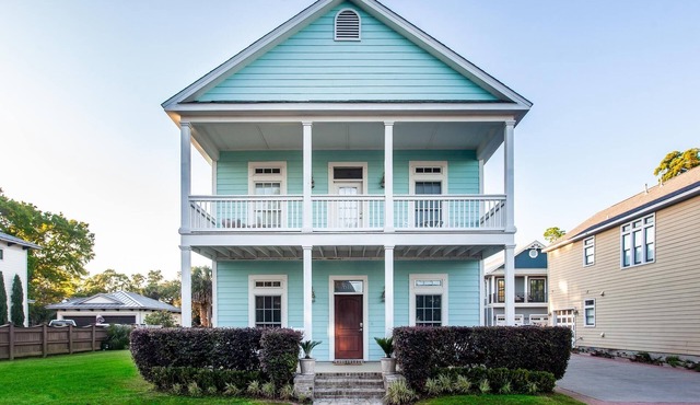 Historic Downtown Bayfront New Home - Mins to Beach, Walk Downtown, Pool, Bikes