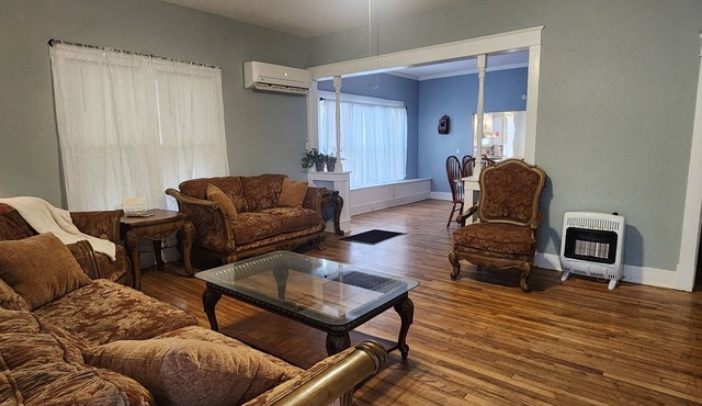 Historic Downtown Craftsman, 3br/2ba with a yard