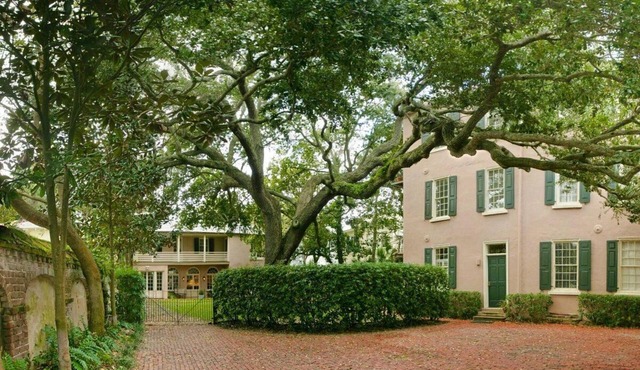 Historic Downtown Charleston area - 2 bedroom and 2 bathroom apartment