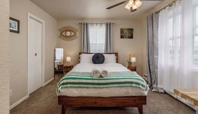 Historic Downtown Deco Queen Studio