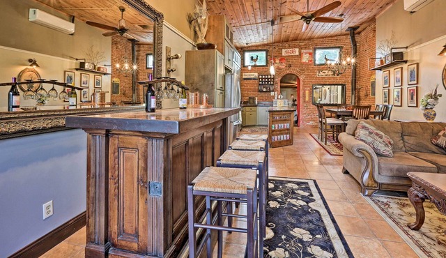 Historic Downtown Escape - Steps to Levee Park!