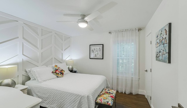 Historic downtown Georgetown. 998 steps to the square and 199 to the University.