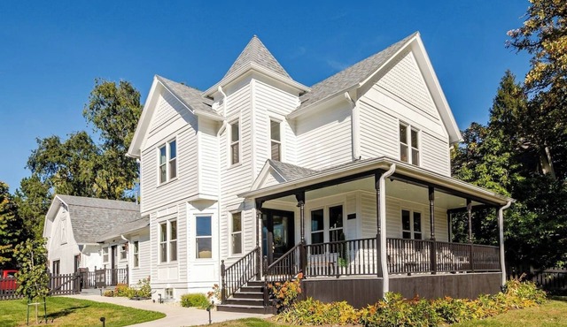 Historic downtown Grayslake 4-bed 3-bath