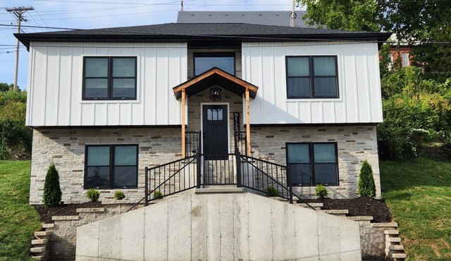 Historic Downtown Hermann Getaway-Walk to Wineries, Shops and Restaurants!