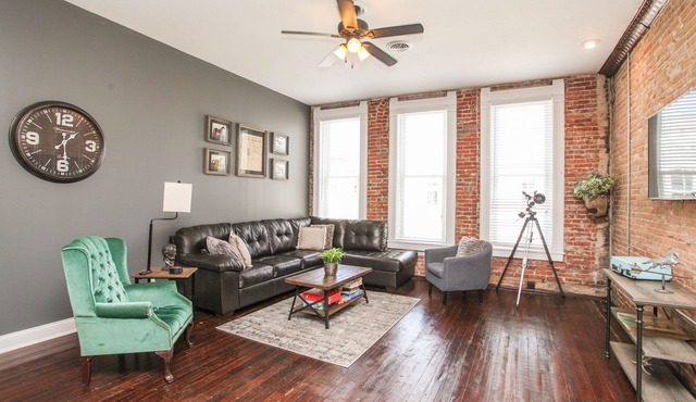 Historic Downtown Lincoln's Loft Derby Suite - Lincoln, IL