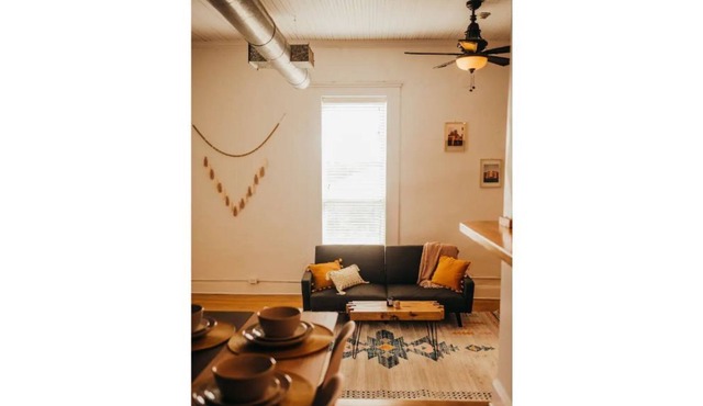 Historic Downtown Loft: King bed, FREE parking