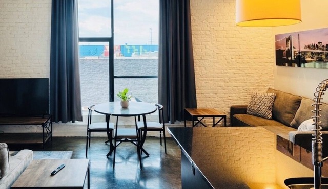 Historic Downtown Loft -Walkable - Modern Comfort