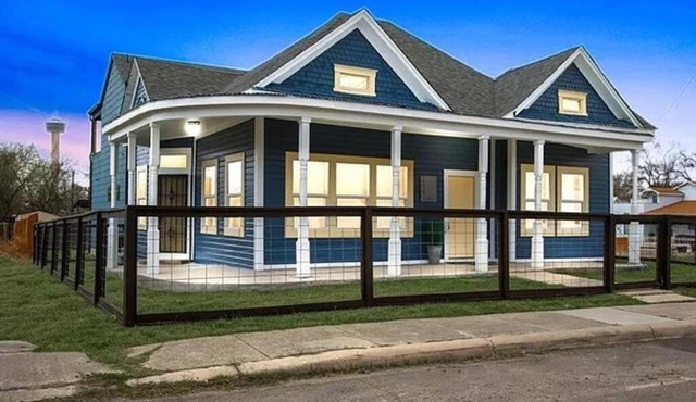 Historic Downtown Oasis, Alamo dome, Riverwalk,