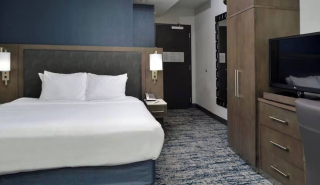Historic Downtown: Outdoor Pool and Onsite Bistro! Near Wilmington Riverwalk