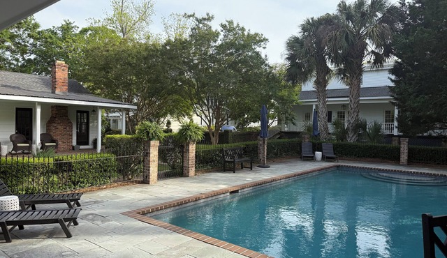 Historic Downtown, pool side guest cottage on beautiful 1882 property!