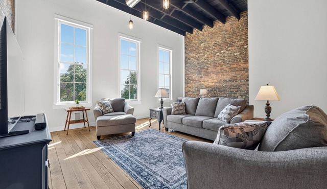 Historic Downtown Loft. Walk to Shops & Eats.