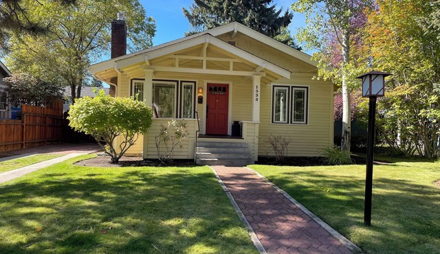 Historic Downtown │Walk Everywhere │Private Hot Tub │One Block to River