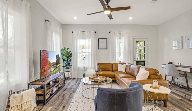 Historic DT Bungalow | Sleeps 10 | Walk Everywhere