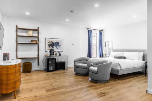 Historic DTWN Hotel, The Phenix, King Bed, Room # 303