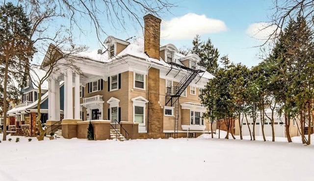 Historic East Ave! Ample space for Large groups