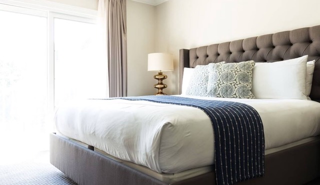 Historic Elegance Meets Modern Comfort – Enjoy On-Site Dining & Bar