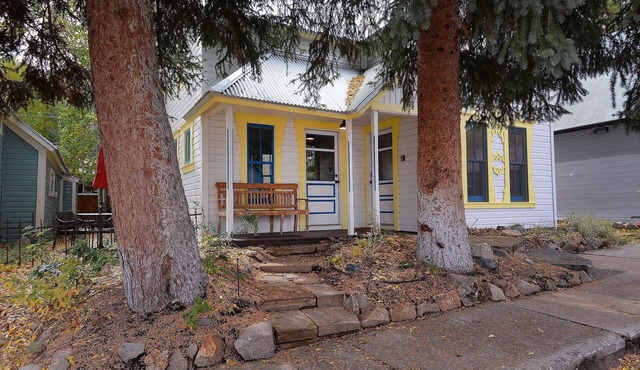 Historic Elk Ave Haven, Hot tub, Town of CB.