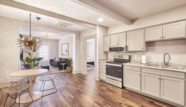 Historic Evanston Building Downtown + Walk to Moccasin Springs, Restaurants, VA