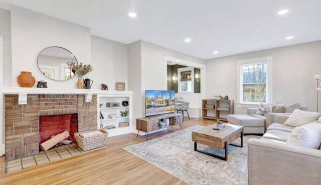 Historic family getaway mins from downtown