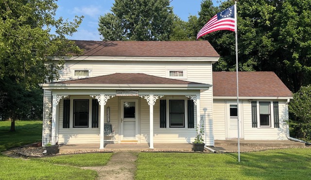 Historic Farm House called Oak Cliff w/spectacular view of Mississippi River