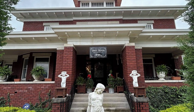 Historic Farmer Mansion in the heart of Muskogee with 5 bedrooms and WiFi, AC.