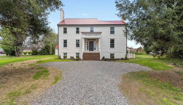 Historic Farmhouse Mansion w/8 working fireplaces