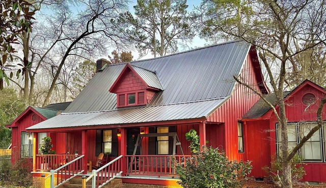 Historic Farmhouse King Master near DT, USC, Ft. J! Pets!
