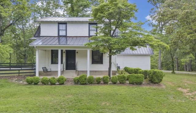Historic Farmhouse|5 acres|Hot Tub| Parkway Access