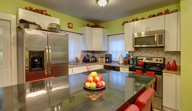 Historic Farmhouse, Great Family getaway with modern amenities