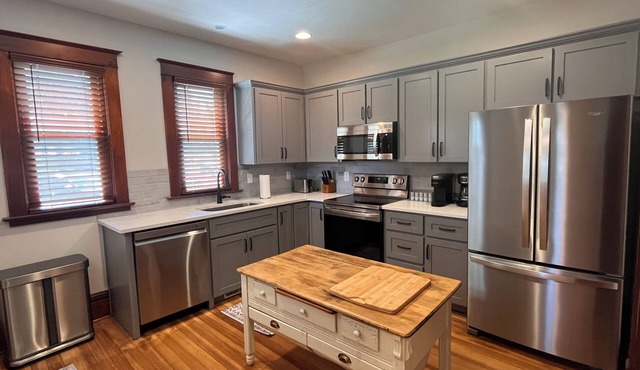 Historic Farmhouse Haven with quick access to 1-80 to enjoy Omaha or Lincoln