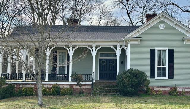 Historic Farmhouse in Arrington!