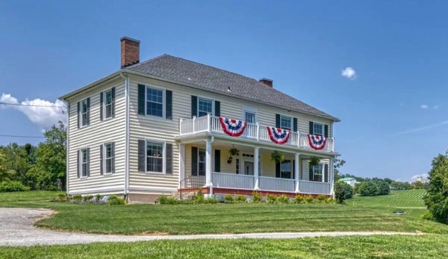 Historic Farmhouse Retreat w/flower farm & chickens in Baltimore suburbs!