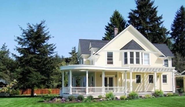 Historic Farmhouse -Stunning Waterfront Views! 5 Bedrooms.