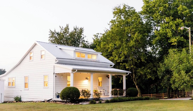 Historic Farmhouse, with Horses and pond 25 minute drive to downtown Nashville