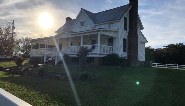 Historic Farmhouse/privacy/breathtaking views -Facebook @Valley View Escape, LLC