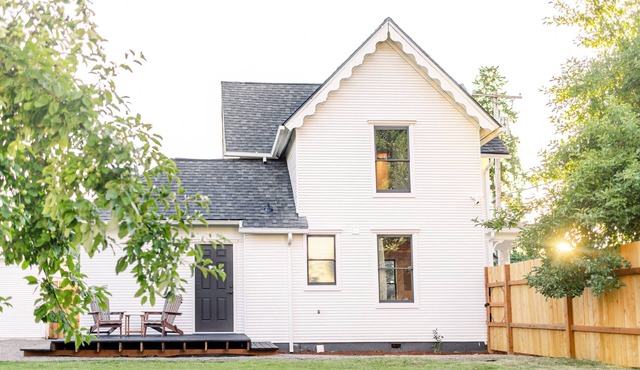 Historic Farmhouse Walking Distance to 3rd Street - Fire Pit, Cornhole, BBQ