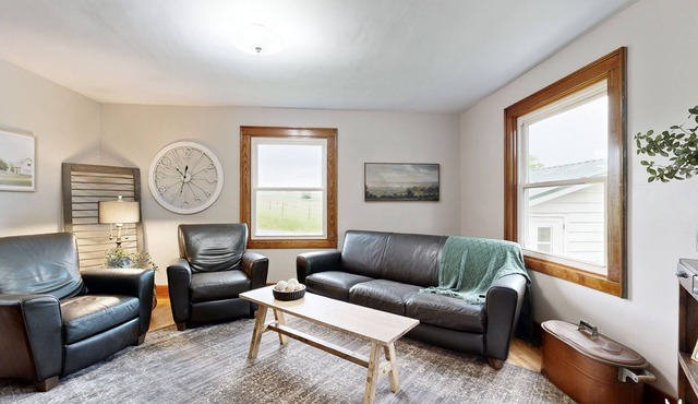 Historic farmhouse with WiFi, dog-friendly, close to rec trails