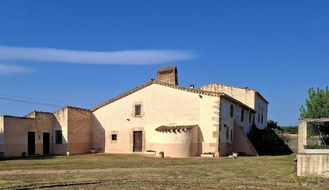 Historic finca/Pyrenees/Mountains/Sea/Spain for groups of up to 10 people