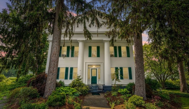 Historic FLX Colonial | 20 mins to Ithaca | Pond