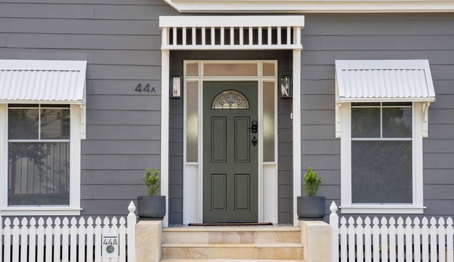 Historic Former Sunday School w Hot Tub, Fireplace, Netflix, AC & WiFi. NEW Reno