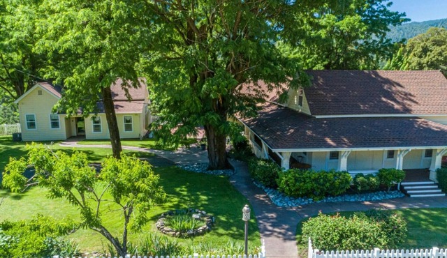 Historic Fountain Ranch Home-19th century beautifully restored 3 bedroom Home