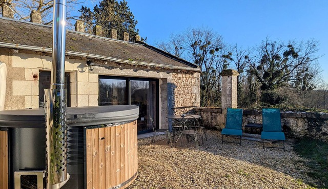 Historic Retreat at Domaine de Migny: Cottage with Nordic Bath and Pool